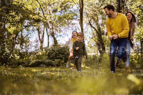 Padres y madres españoles dedican más tiempo a buscar regalos que a