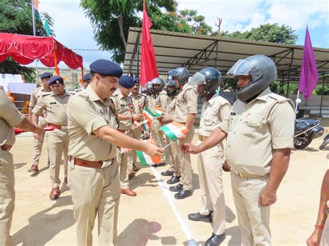 Up 112 And Police Vehicles Did Tricolor March Past Under Amrit Mahotsav Of Azadi हाथों में