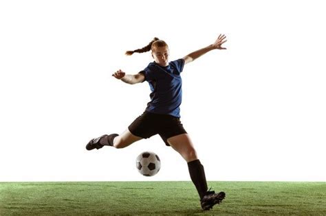 Futebol Feminino Jogador De Futebol Chutando Bola Treinamento Em A O