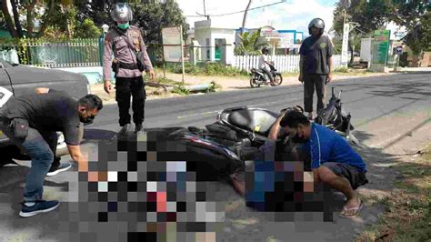 Anggota Polisi Sektor Tanjung Evakuasi Laka Lantas Di Simpang Polsek