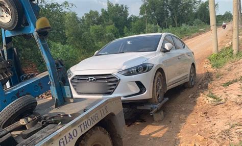 Xôn xao clip nữ nhân viên đại lý xe ô tô Hyundai vén váy tranh cãi gay gắt với khách hàng