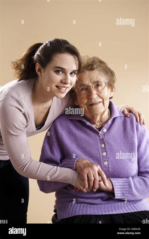 Portrait Dune Petite Fille Avec Sa Grand Mère Photo Stock Alamy