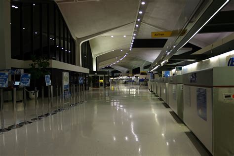 File:EWR Terminal A 2005 night.jpg - Wikimedia Commons