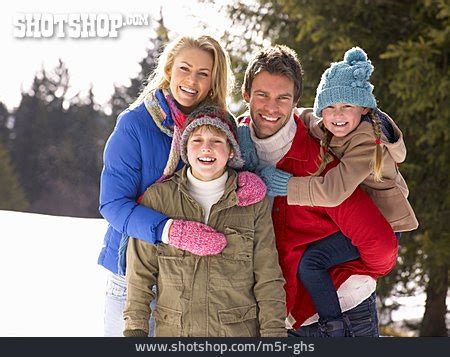 Familie Winterurlaub Winterspaziergang Lizenzfreies Bild M R Ghs