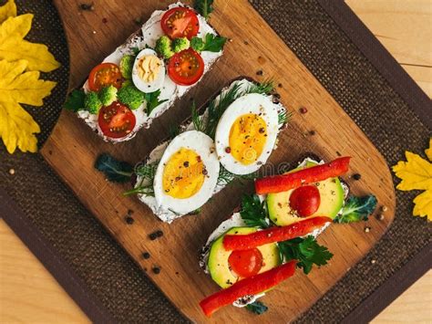 Drie Blauwe Plekken Op Donker Brood Met Krulkaas Eieren Groenten