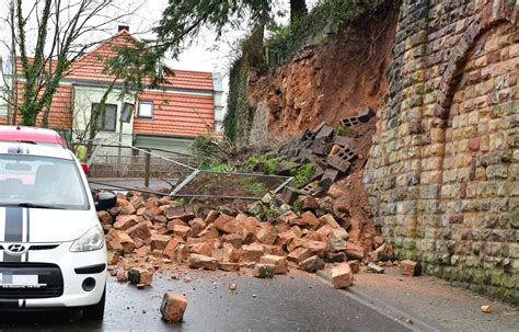 Saarbrücken Erdrutsch drei Gebäude evakuiert Straßen gesperrt