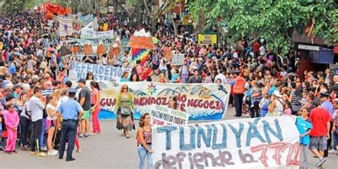 Gigantesca Marcha En Las Rutas De Mendoza Por La Ley 7722