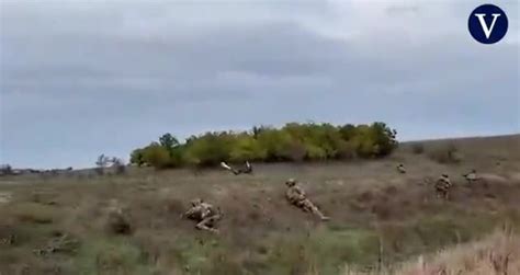 Tanque Ruso Con Una Bandera Blanca Se Rinde Ante Los Soldados