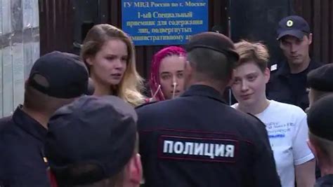 Cuatro activistas de las Pussy Riot detenidas al salir de la cárcel