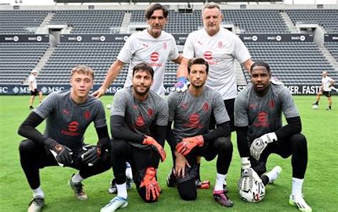 Tony Roberts At Work As Milan S New Goalkeeping Coach After Wolves Exit