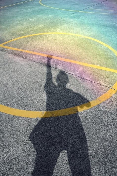 Silhueta Da Sombra Do Homem Que Joga O Basquetebol Foto De Stock