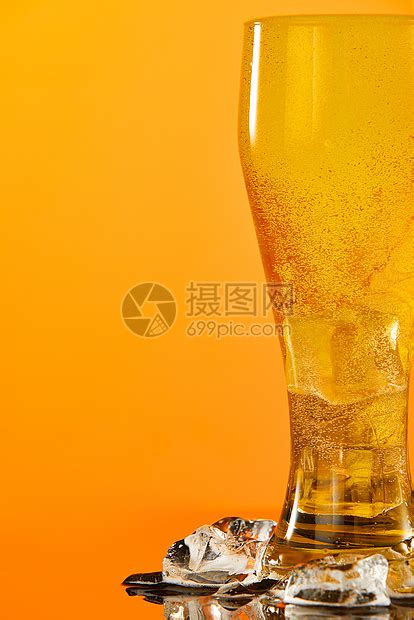 橙色背景前的夏日冰啤酒高清图片下载 正版图片502472613 摄图网