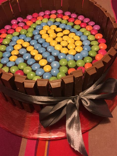 G Teau Danniversaire Au Chocolat Kit Kat Smarties Les Bonnes