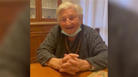 La Nonna Di Renzi A Anni Canta Parlami D Amore Mari Il Video