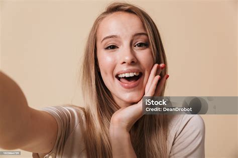 Photo Libre De Droit De Portrait Dune Jeune Fille Joyeuse Prenant Un Selfie Banque Dimages Et