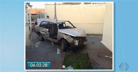 G Carro Derruba Port O Invade Casa E Motorista Abandona Passageira