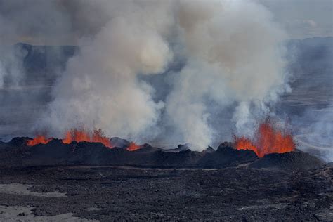 15 Incredible Photographs Of The Holuhraun Volcano In Iceland