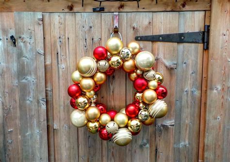 Make a Christmas Bauble Wreath the Easy Way - Crafting Happiness