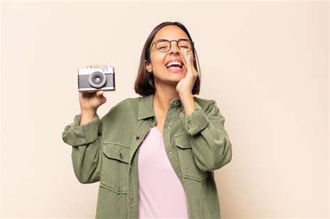 Mujer Latina Joven Que Se Siente Feliz Emocionada Y Positiva Dando Un