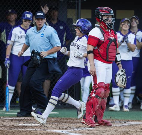 Uw Huskies Softball Edges Utah 2 1 To Capture Final Spot In Womens