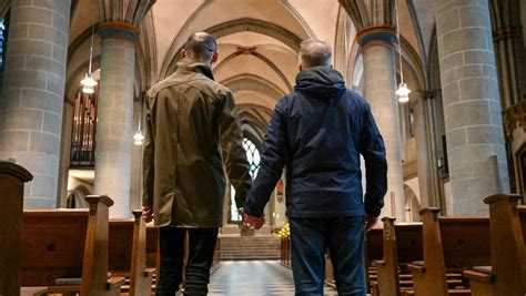 Katholische Kirche Lässt Segnung Homosexueller Paare Zu Domradio De