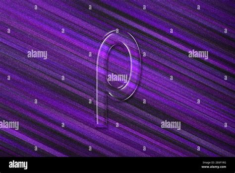 Panneau Rho Lettre Rho Symbole De L Alphabet Grec Fond Violet Photo