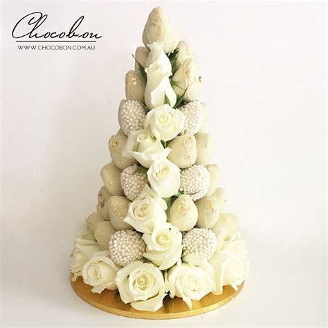 A White Christmas Tree Made Out Of Shells And Flowers