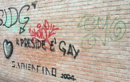 Ravenna Scrivono Il Preside Gay Sul Muro Del Liceo Lui Non Lo Cancello Miur Istruzione