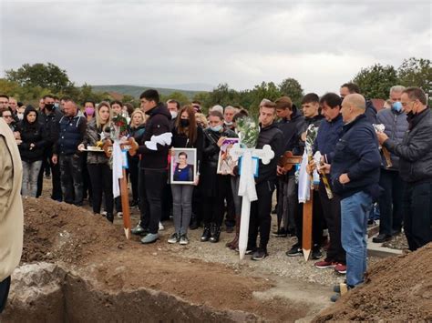 Porodica I Prijatelji Se Oprostili Od Oki A Sahranjeni U Istom Grobu