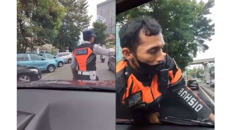 Foto Viral Petugas Dishub Dki Jakarta Nemplok Di Kap Mobil Terbawa