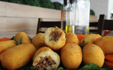 Bolinho De Mandioca Recheado Carne Mo Da Que Desmancha Na Boca