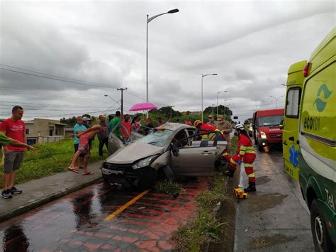 Carro Cai Em Ciclovia Depois De Capotar Quatro Vezes Em Acidente Na Br