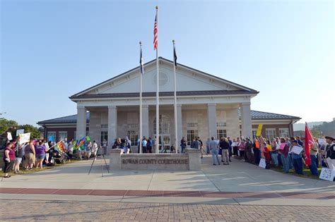 Kentucky Clerk Denies Same Sex Marriage Licenses Defying Court The