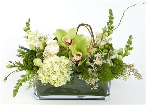 This Rectangle Glass Vase Elegantly Presents The Stylish Flowers