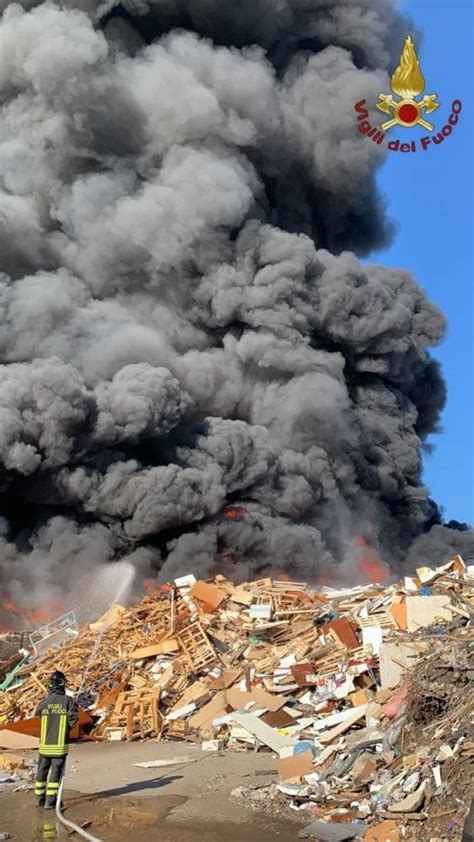 Incendio A Ciampino Il Fuoco Divampa In Un Azienda Di Smaltimento