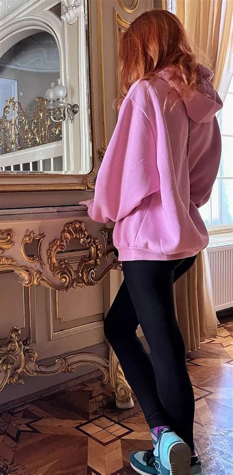 A Beautiful Ass Contemplates The Beautiful Nudes YogaPants NUDE