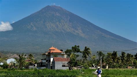 Bali volcano: Larger eruption could be 'imminent' | World News | Sky News