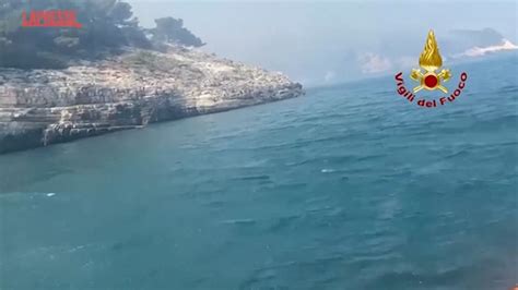 VIDEO Incendio A Vieste 540 Turisti Evacuati I Soccorritori In Azione