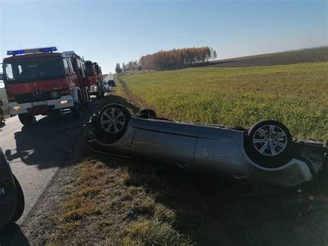 Wypadł jaguarem z drogi i dachował 25 latek był pijany zdjęcia