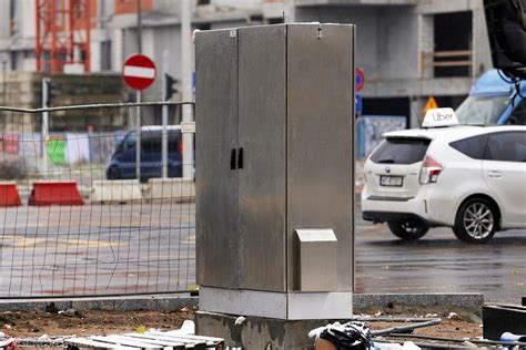 Mokotów Święta skrzynka jak dwudrzwiowa szafa dominuje na skrzyżowaniu