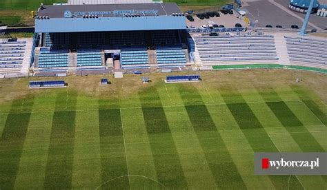 Trwa demontaż oświetlenia stadionu przy Cichej Ruch Chorzów zagra na