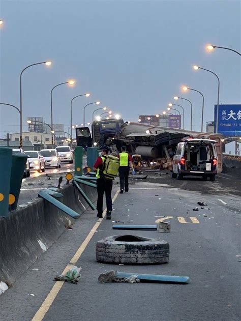 高屏大橋嚴重車禍！砂石車爆胎自撞橋墩橫躺 「砂石散一地」2傷送醫