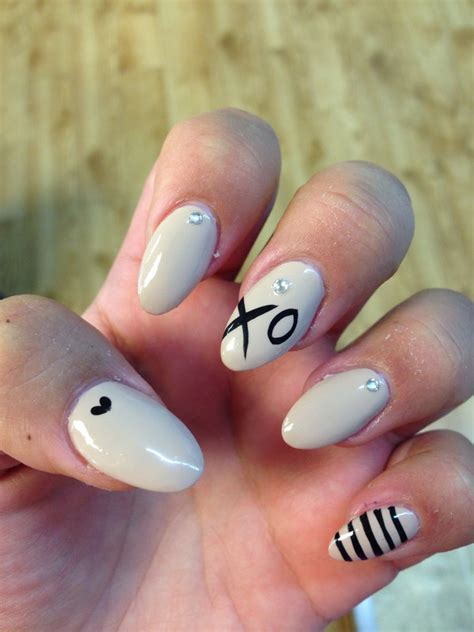 21 Beautiful Short Almond Shaped Nail Designs Beautified Designs