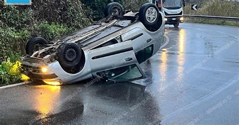 Incidente In Via Dei Rutuli Sbanda E Si Ribalta Con L Auto Latina Oggi