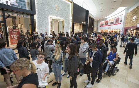 Drakes New Store Drives Droves Of Fans To Yorkdale Mall