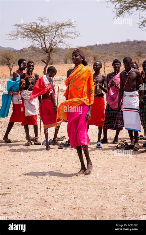 Los Maasai Vestidos Con Atuendo Tradicional Miembros De La Tribu