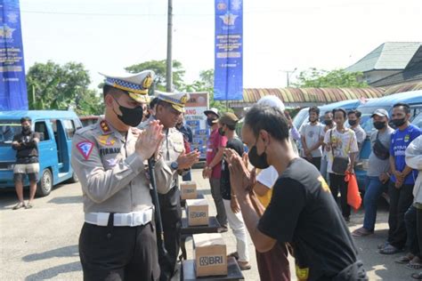 Bantu Masyarakat Korlantas Polri Bagikan Ribuan Paket Semba