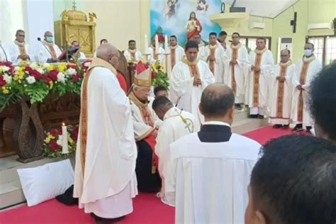 Uskup Agung Merauke Petrus Canisius Mandagi Tahbiskan Diakon Menjadi