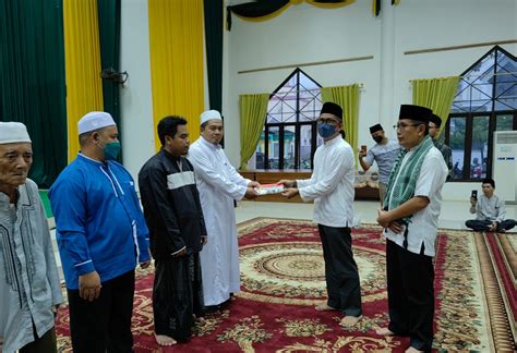 Tim Safari Ramadhan Serahkan Bantuan Gubernur Untuk Masyarakat Mura