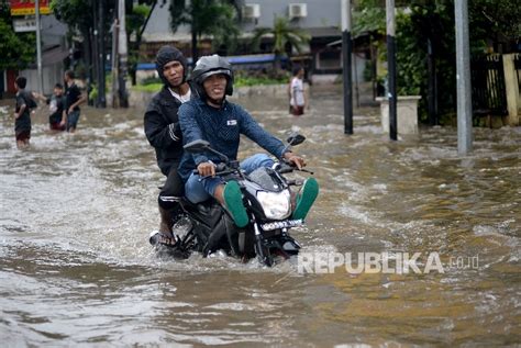 Jalan Gunung Sahari Terendam Banjir Republika Online